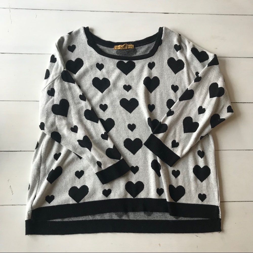 Adorable sweater with heart pattern NWOT